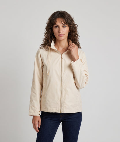 Trench Moka beige court à capuche porté de face — Carnaby