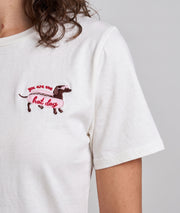 T-shirt Cane à broderie teckel marron porté en détail — Carnaby