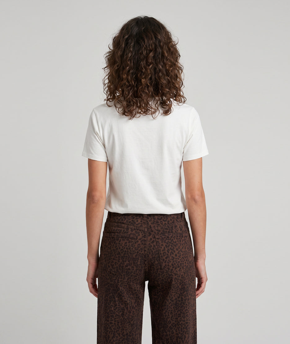 T-shirt Cane à broderie teckel marron porté de dos — Carnaby