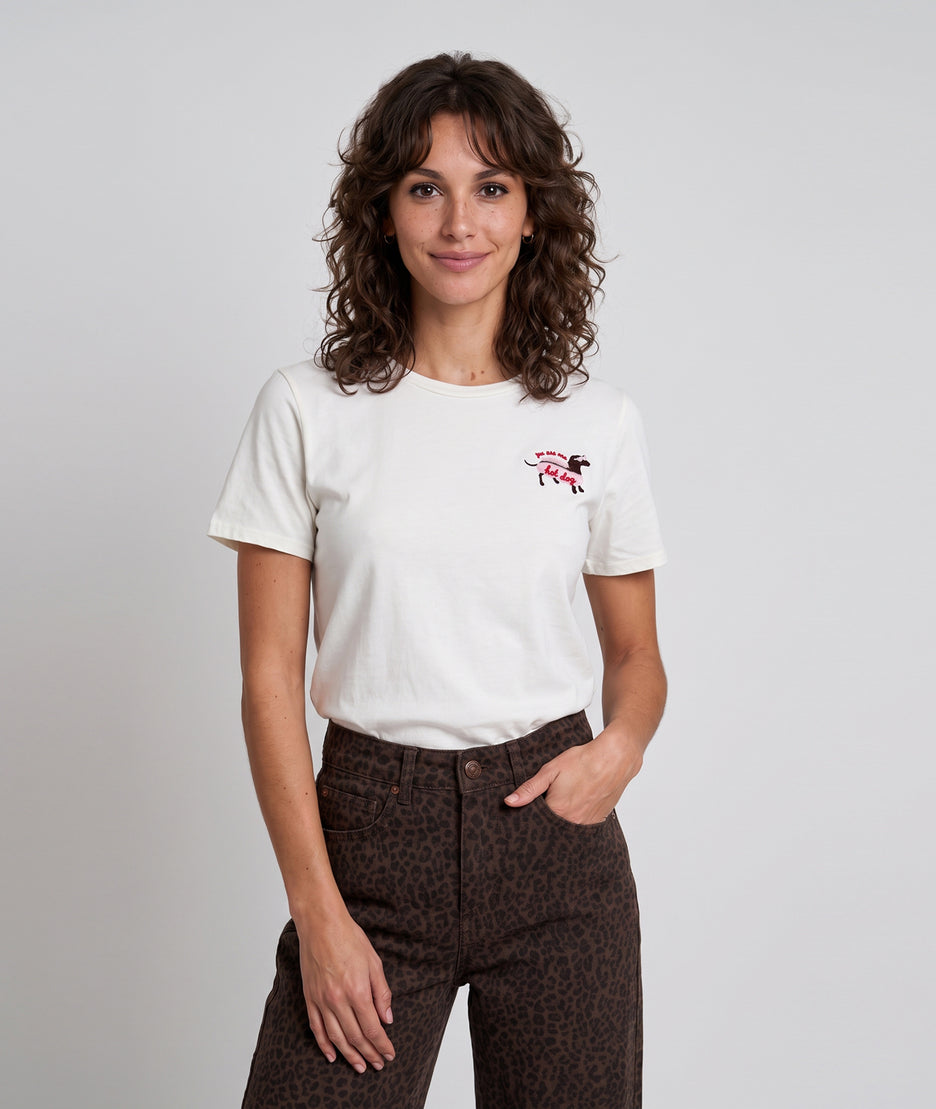 T-shirt Cane à broderie teckel marron porté de face — Carnaby