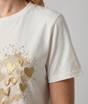 T-shirt Cuore beige à motifs cœur et détails pailletés porté de face — Carnaby