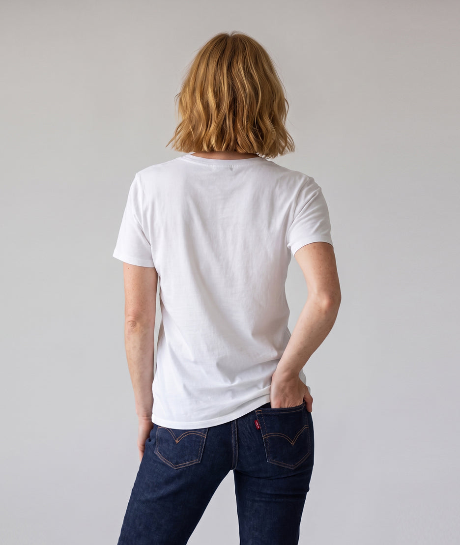 T-shirt Cuore beige à motifs cœur et détails pailletés porté de dos — Carnaby