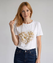 T-shirt Cuore beige à motifs cœur et détails pailletés porté de face — Carnaby
