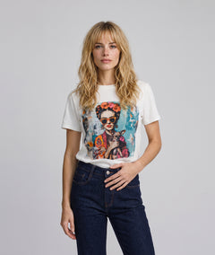 T-shirt Free multicolore à motif Frida Kahlo et strass porté de face — Carnaby
