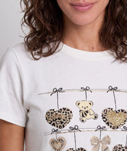 T-shirt Orso beige à motifs ourson et paillettes porté de face — Carnaby
