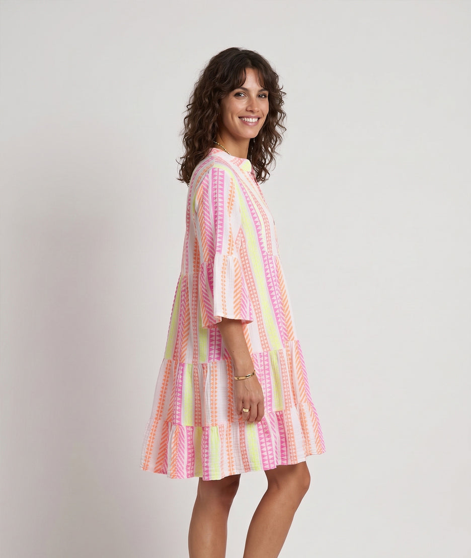 Robe Andre blanc portée côté volume festif — look été boho Carnaby