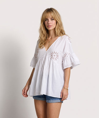 Tunique Nelly blanche à broderies fleurs face — marque Carnaby