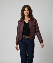 Veste courte femme en similicuir bordeau à col chemise vue de face