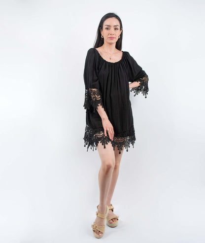 Tunique Jakart noir à col rond et détails dentelles sur les manches de face