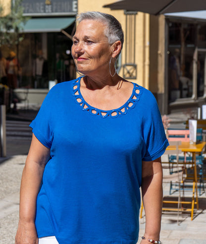 T-shirt ample avec col ajouré Cotili bleu roi face avant
