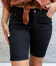 Short bermuda en jean noir de face