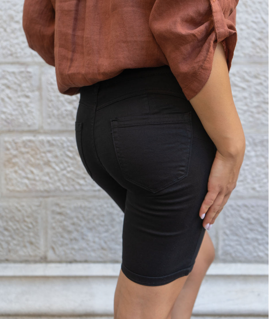 Short bermuda en jean noir de dos