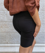 Short bermuda en jean noir de dos