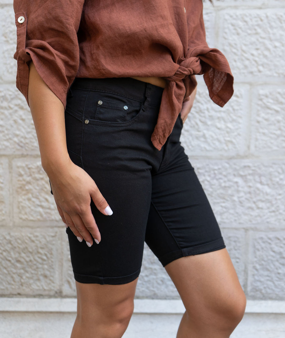 Short bermuda en jean noir de coté