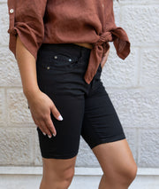 Short bermuda en jean noir de coté