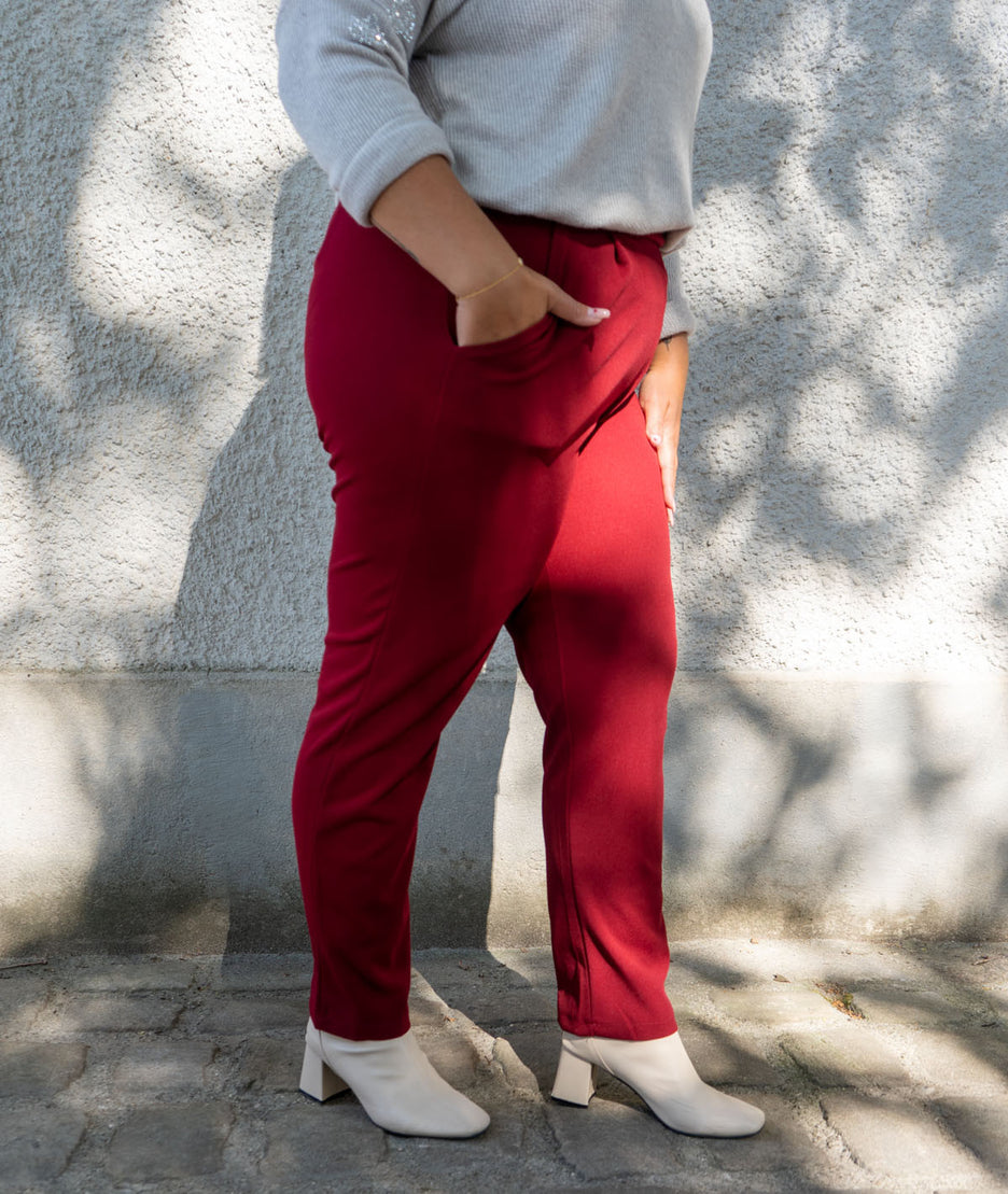 Pantalon carotte habillé Jennya bordeaux de coté