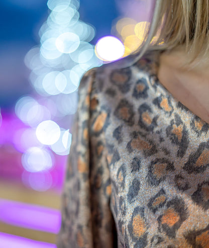 Chemise imprimé léopard doré détail épaule