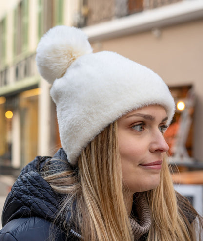 Bonnet doux à pompon Paula ecru de coté