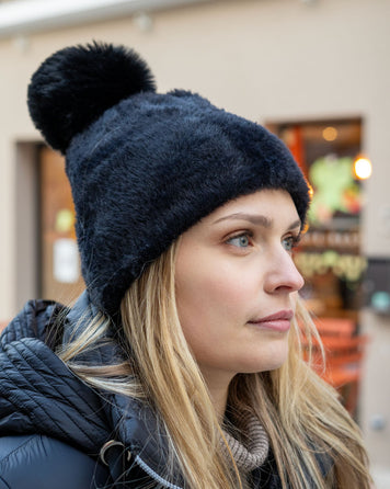 Bonnet doux à pompon Paula noir de coté