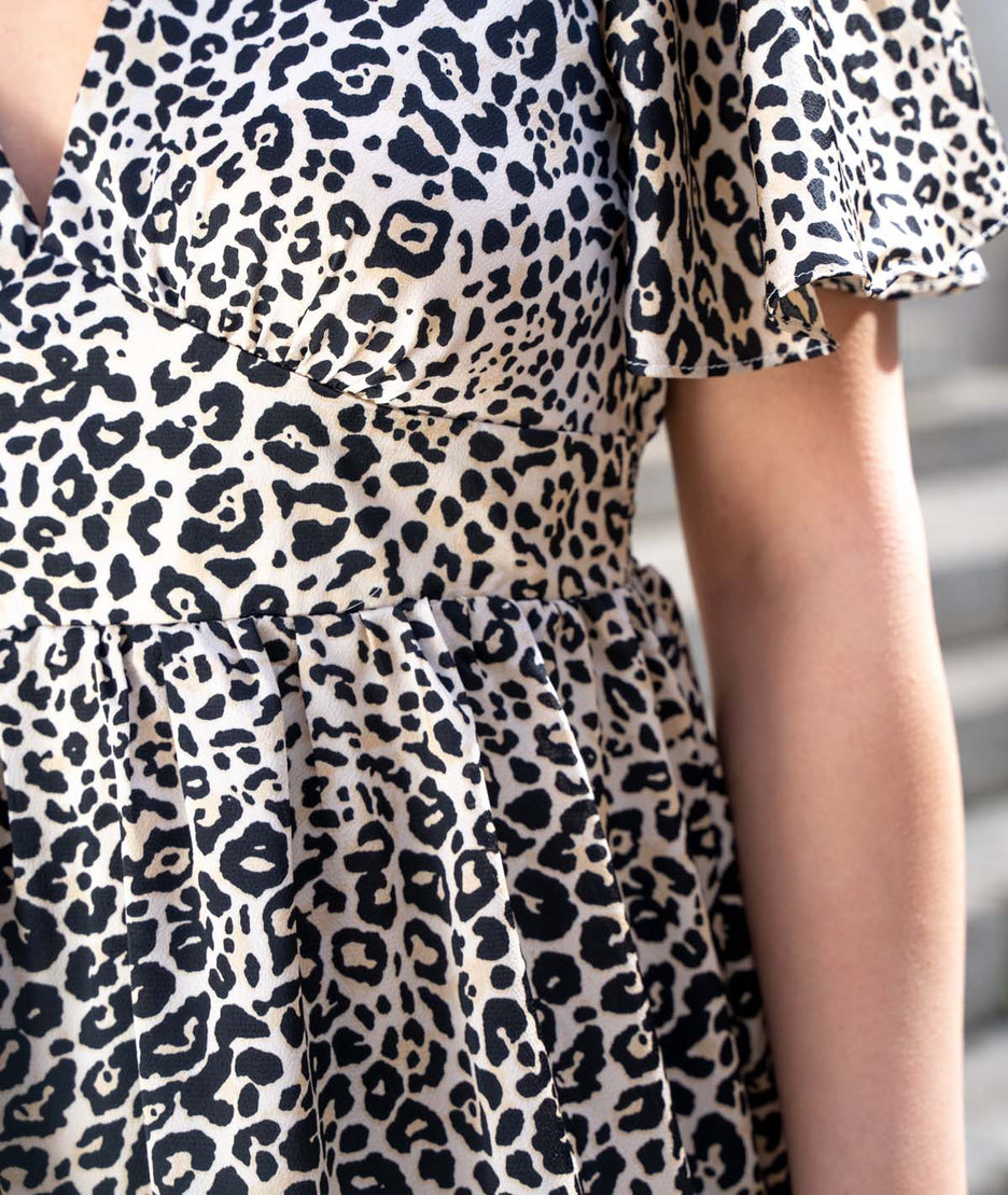 Robe courte léopard détails