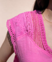 T-shirt à broderies Ajana rose détails