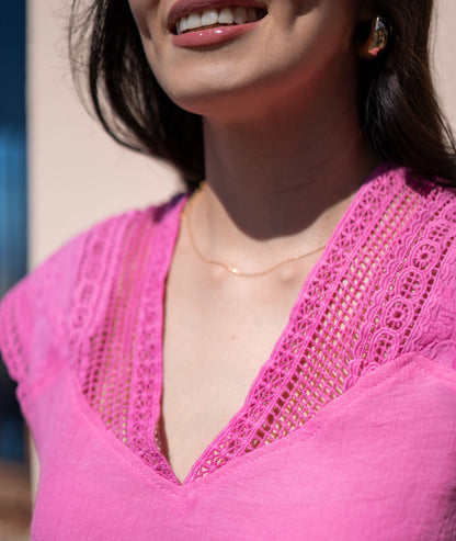 T-shirt à broderies Ajana rose détails