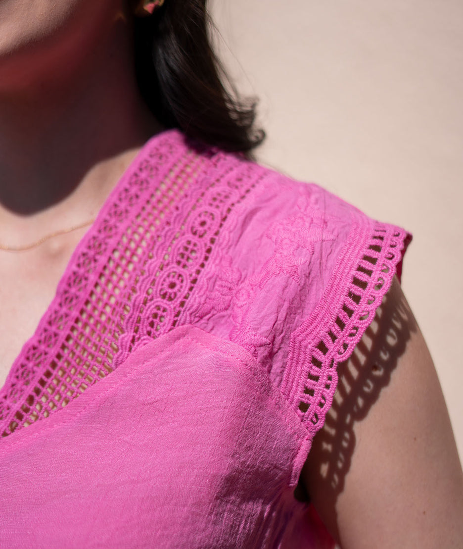 T-shirt à broderies Ajana rose détails