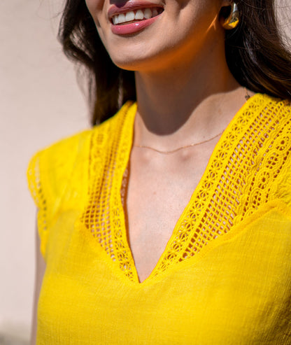 T-shirt à broderies Ajana jaune détails