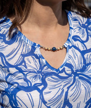 Débardeur à col v et imprimé floral bleu détail col