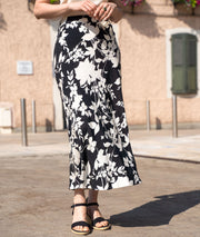 Jupe longue ample motif fleuri noir face
