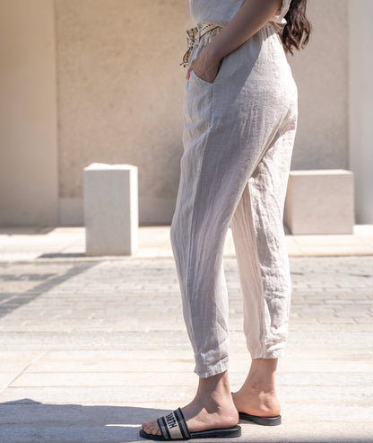 Pantalon 100% lin coupe carotte beige coté