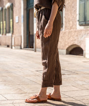 Pantalon 100% lin coupe carotte choco coté