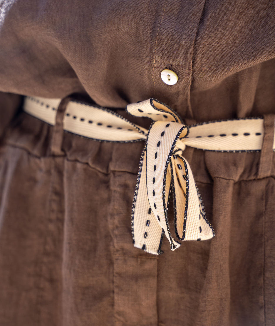 Pantalon 100% lin coupe carotte choco détails