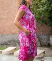Robe courte motif fleuri fushia coté