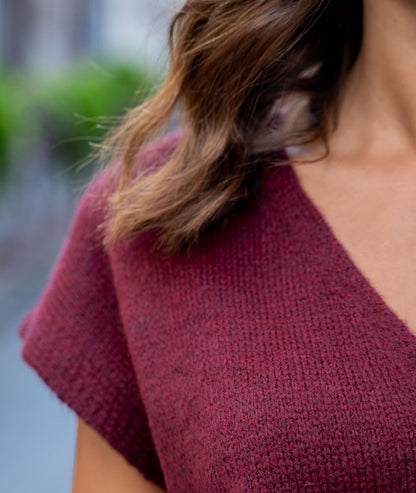 Gilet manches courtes en maille bordeau détail épaule