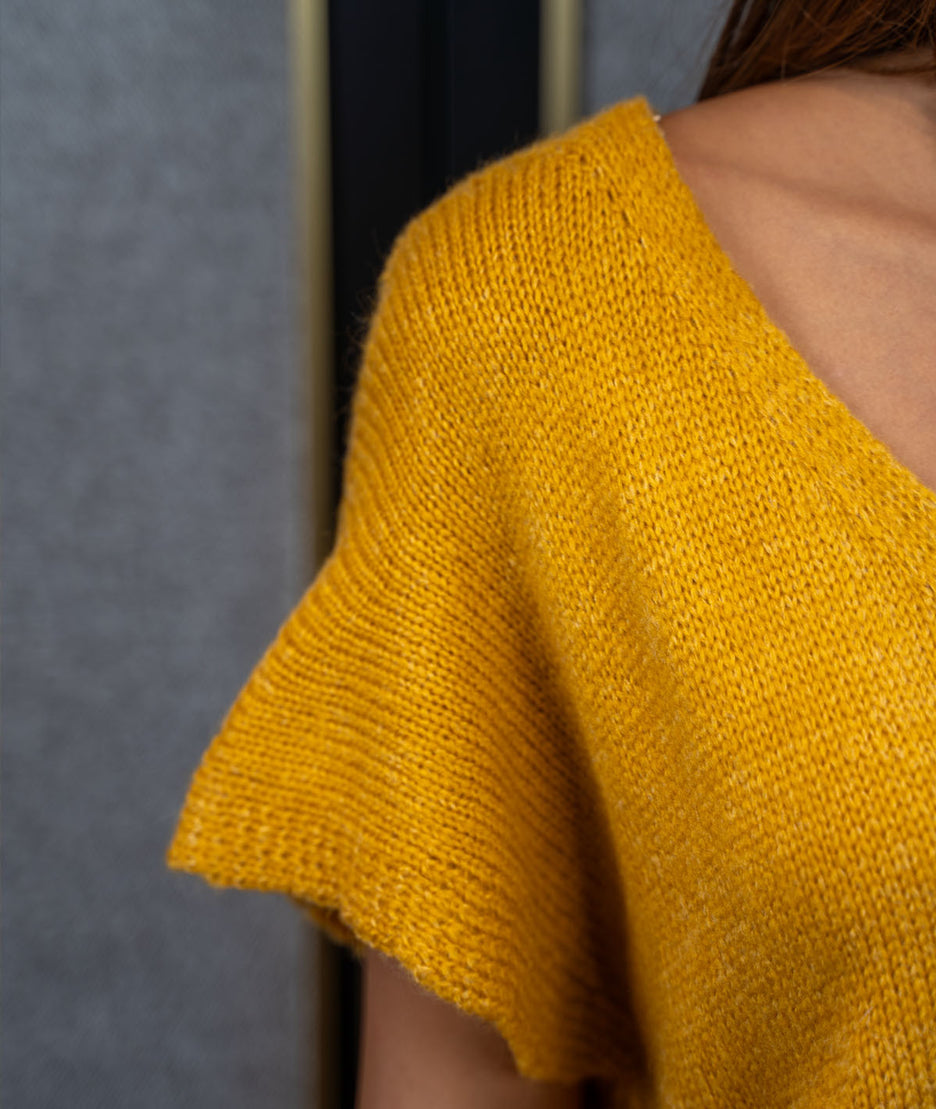 Gilet manches courtes en maille ocre détail épaule