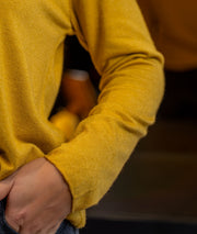 Pull Agile col V détail manche