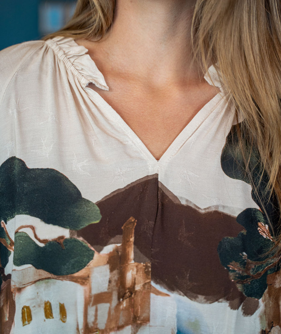 Blouse fluide à motif beige détails