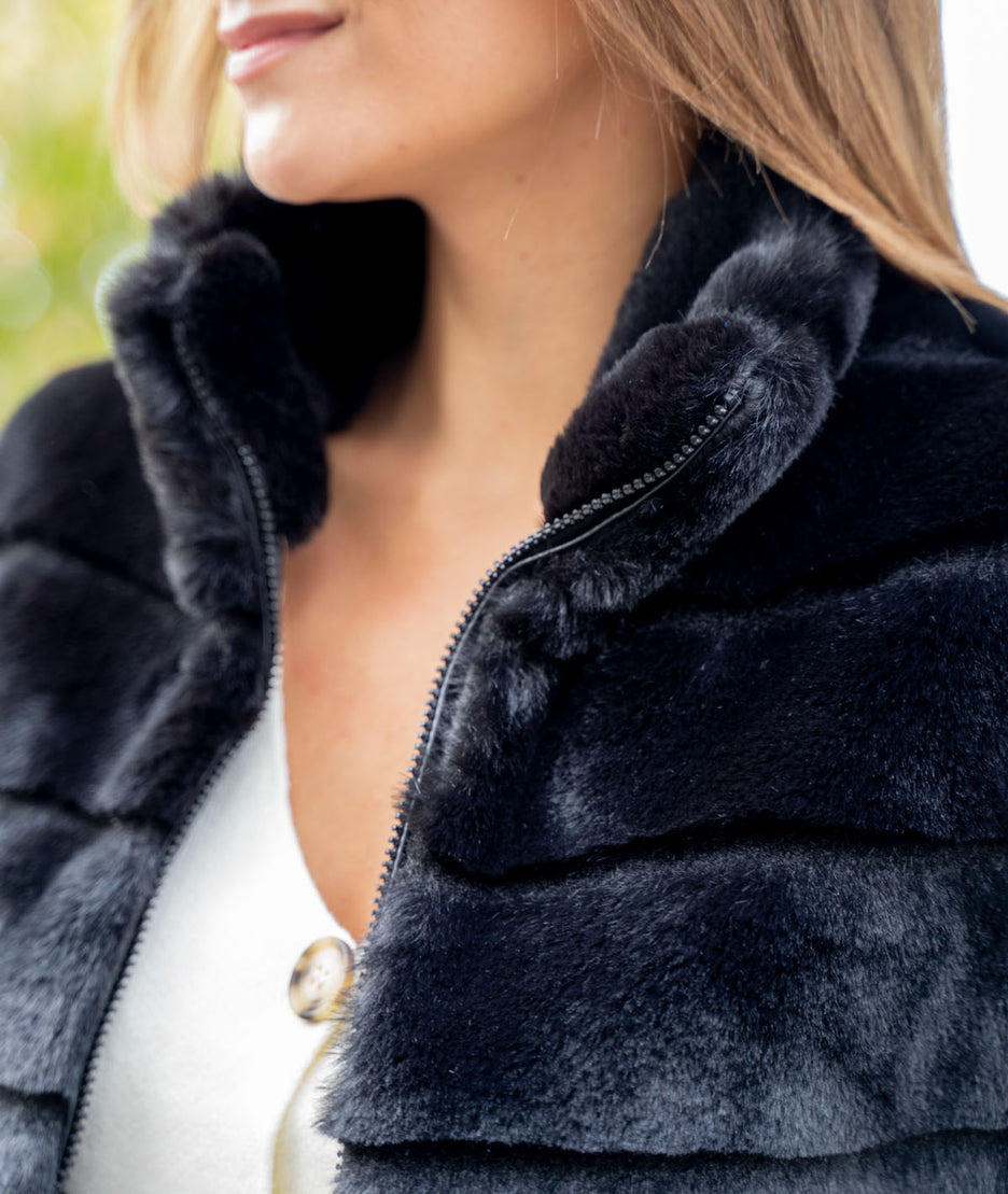 Gilet sans manches fausse fourrure Furla noir détails