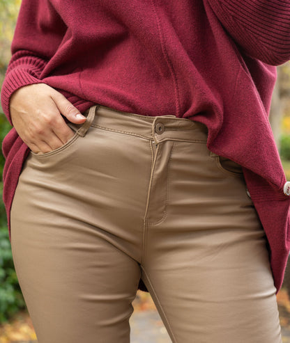 Pantalon slim en simili cuir camel détails