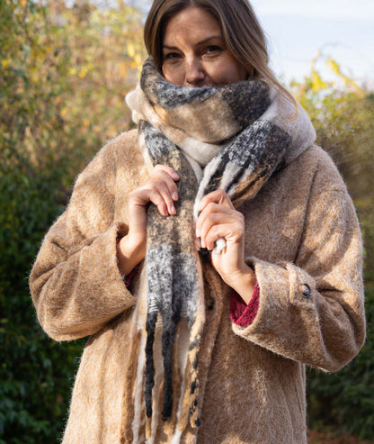 Echarpe large à carreaux Carrie camel face