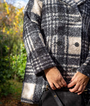 Manteau à carreaux en bouclette Carila noir detail avant