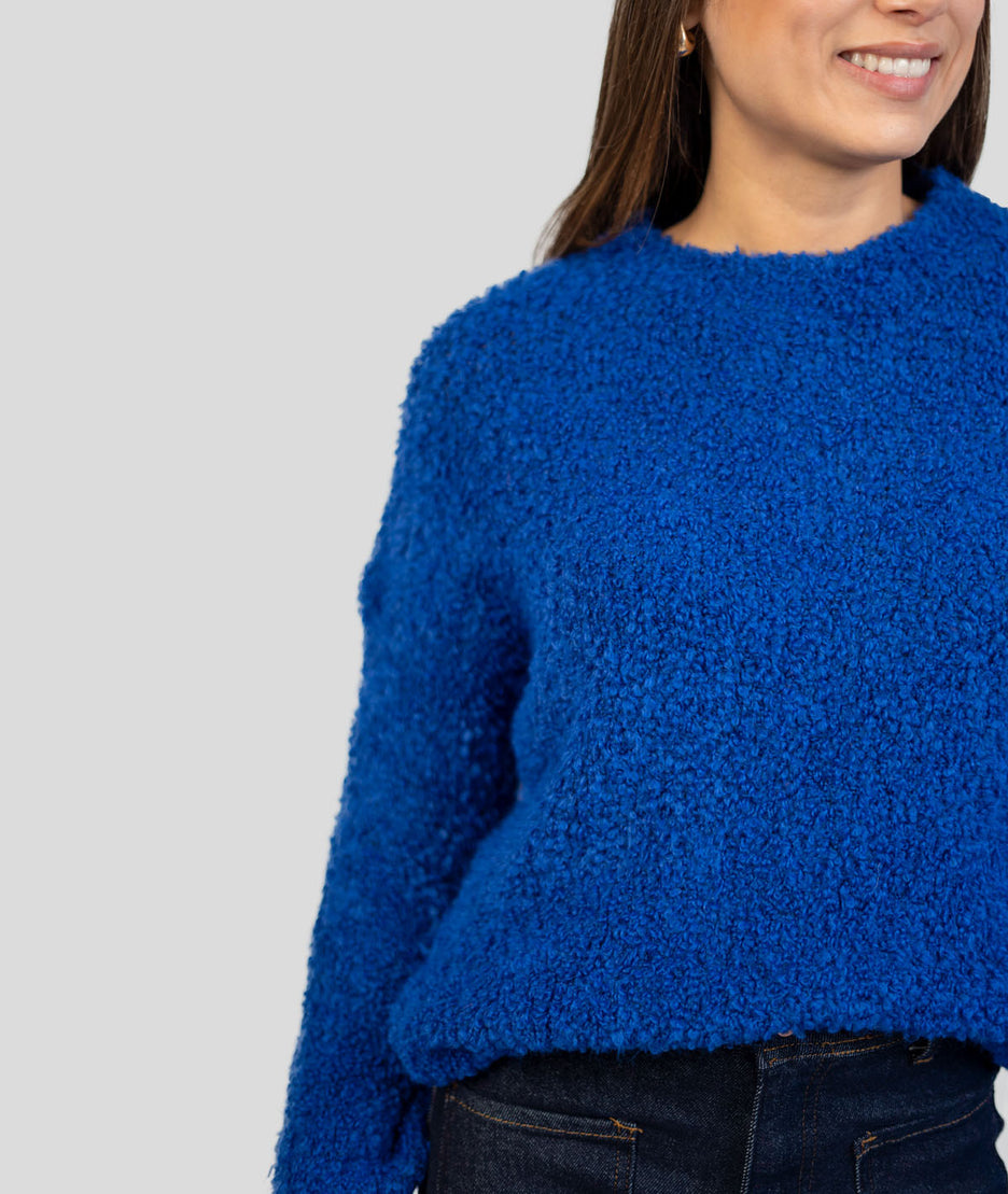 Pull en bouclettes bleu roi détails