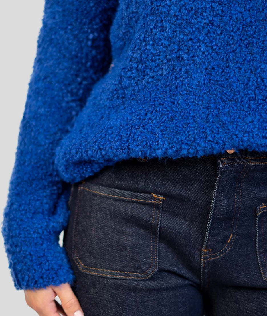Pull en bouclettes bleu roi détails
