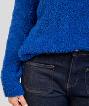 Pull en bouclettes bleu roi détails