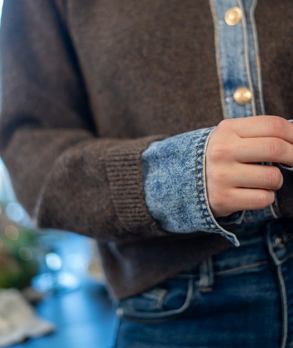 Gilet bi-matière jean et maille choco détails