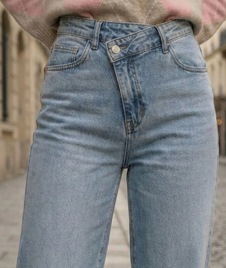 Jean bleu clair taille haute croisée détail