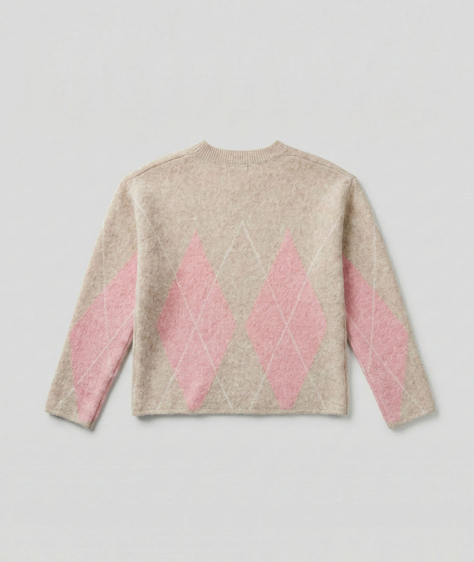 Pull col V jacquard beige & rose à losanges arrière fond gris