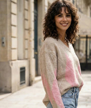 Pull col V jacquard beige & rose à losanges côté