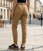 Pantalon beige coupe mom taille élastiquée face arrière